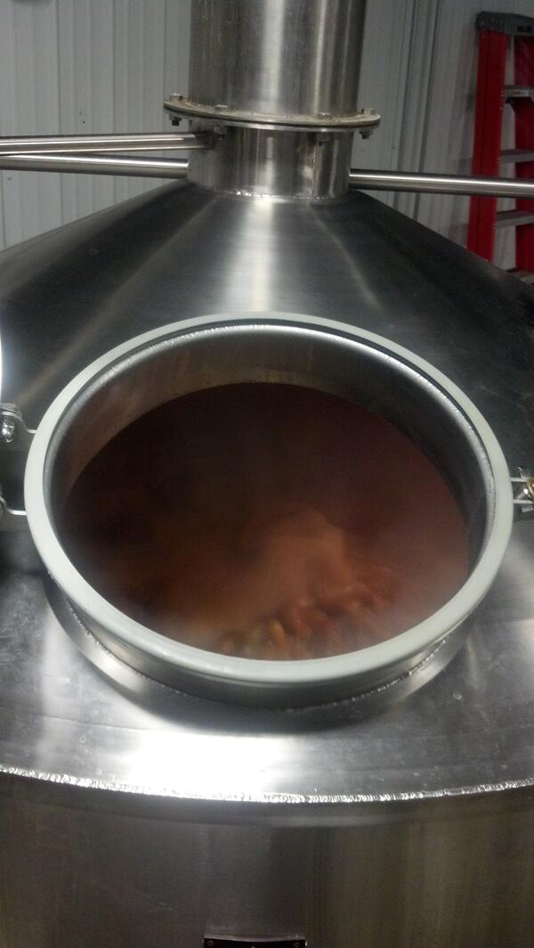 brawlingbrewer's tweet photo. Rye Pale Ale boiling away. Summit, citra and centennial hops. Brewery smells awesome. http://t.co/6OB5U95lFw