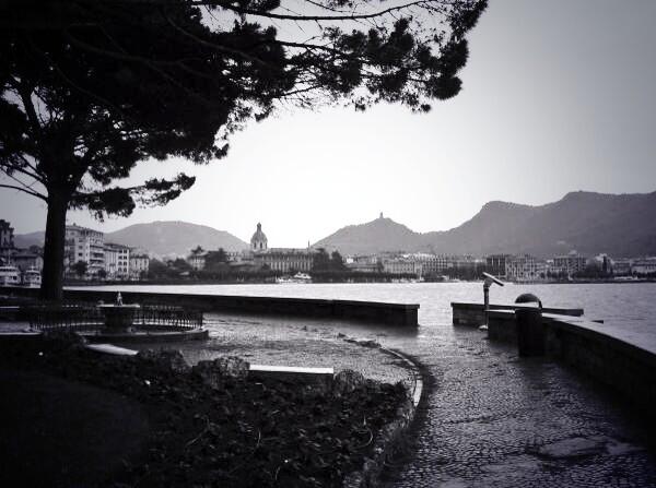 "Senti che fuori piove Senti che bel rumore"