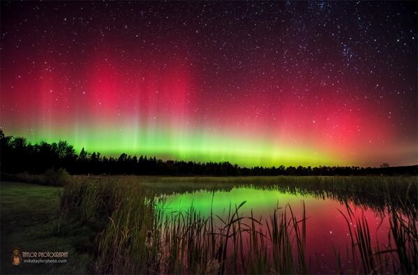 earthskyscience's tweet photo. Today's image at http://t.co/xgGAkg9aA2 is 3 photos of Oct 8 aurora.  Photo by Mike Taylor.  http://t.co/et1N8sV3rE http://t.co/MNjZHWi6JV