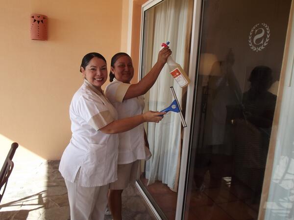 SheratonCabos's tweet photo. It is Starwood Customer Service Week! Here are some of our managers taking on different tasks for the day! #SWCSweek http://t.co/gcxO6LFGCG
