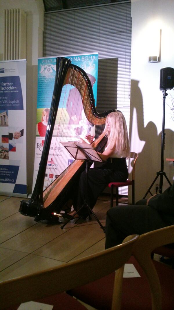 MichaelaBarotek's tweet image. Harfenistka Zbyňka Solcova na vyhlaseni cesky goodwill bit.ly/1aqtFpm
