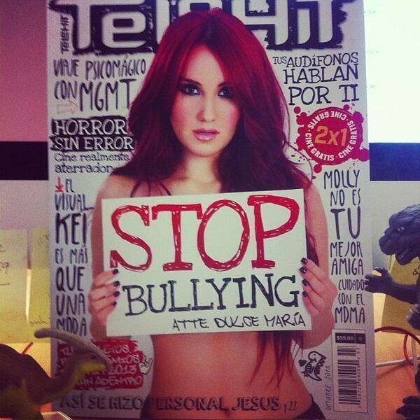 lgbtwavesx's tweet image. Irônico é a Dulce segurar uma cartolina escrito "STOP BULLYING" e na foto estar humilhando todo mundo com sua beleza!