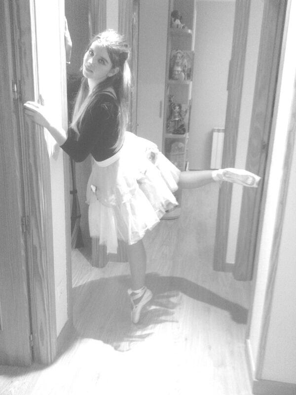 calatilla's tweet photo. y lo monisima que es la barbie bailarinap :33 jajaja tqtq http://t.co/3oOH9RIumL