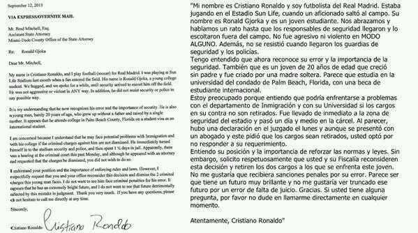 ReaI_Madrid_CF's tweet photo. Ojo a la carta de Cristiano a un Juez para que no imputen al fan que le abrazó durante un partido de pretemporada. http://t.co/6WMowPX95h