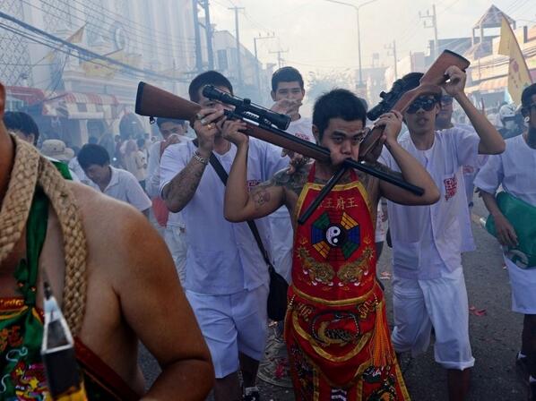 GSaintJoanis's tweet image. Piercings extrêmes à Phuket #Asie #Fusils #Epées bit.ly/GPrNhy