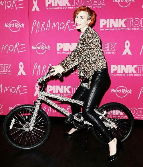 ParamoreIsRock's tweet image. Hayley donó el outfit y una de las bicicletas que utilizó en el vídeo de "Still Into You" para la campaña Pinktober.