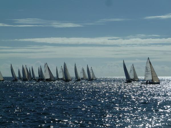 OPEN #J80 de Lorient: 43 équipages (crédit photo CNPL)
<a href="/FFVoileEvt/">FFVoile Evénement</a> et victoire de l'équipe de <a href="/nicotroussel/">Nicolas Troussel</a>