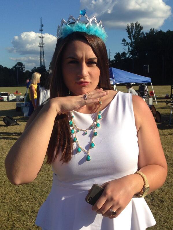 abbysour's tweet photo. OMG LOOK! JACIE ALREADY LOOKS SO BEAUTIFUL IN A CROWN. LIKE ITS FATE, AM I RIGHT??? http://t.co/fuRhBtkEZf