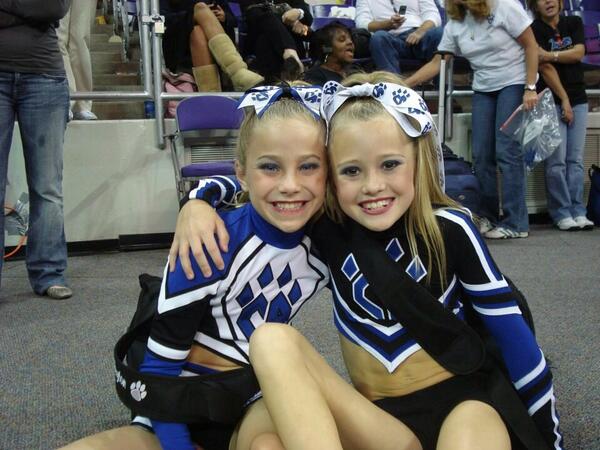 amazing_cheer's tweet image. #tbt 💙 @CAjamieandries @peyton_mabry