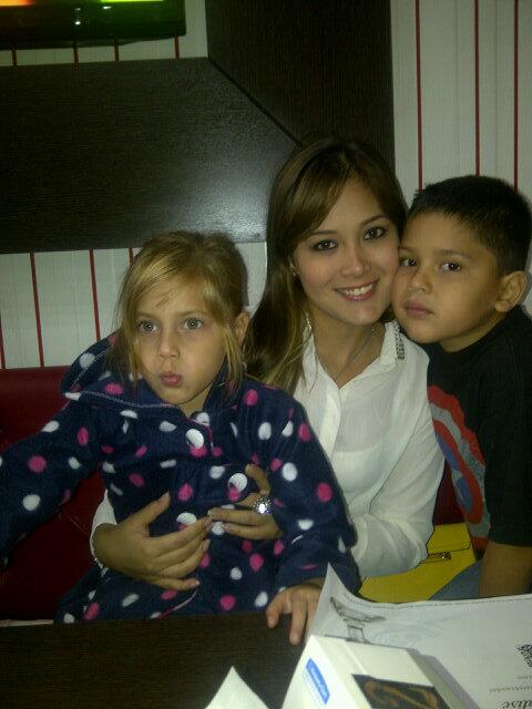 mariel_TKCH's tweet photo. En #sportwings con mis nenes #familia #love #deliciosaComida @schezfernandez http://t.co/IM9A6giPK1
