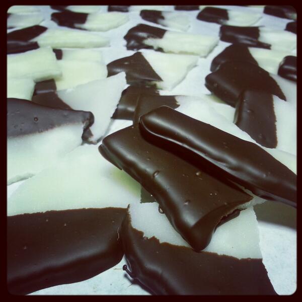 #ambachtelijk gemaakte #pepermunt brokken met een laagje #chocolade ligt klaar voor het #chocolade #festival #hattem