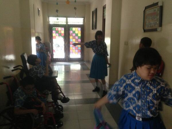 primaverajunius's tweet photo. #SWKEL2 kekurangan tidak menghapus keceriaan mereka @RencangAyeUMN http://t.co/nOLmY2vByu