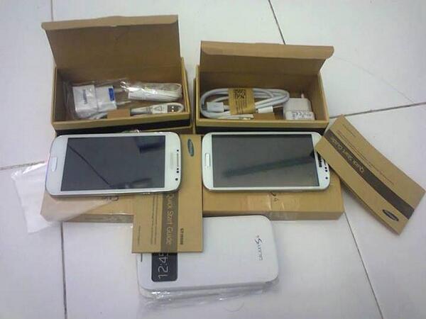 N03L5's tweet photo. @KaskusRegMLG Yg butuh android, S4 5",(air gesture+gorila glass+sensor mata).COD boleh(Lokasi malang),cp:085755740717 http://t.co/qpR764bz5D