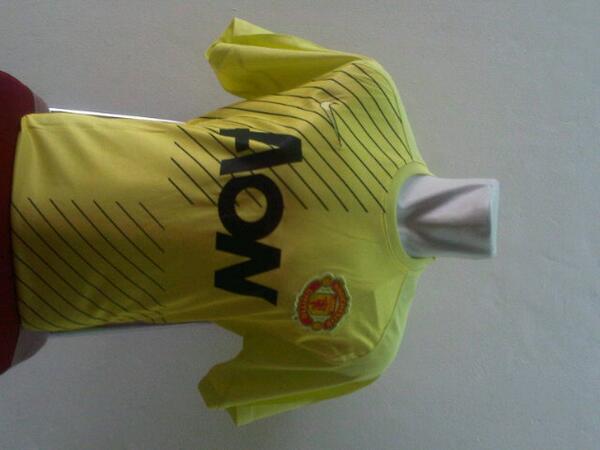 sapimanyun's tweet photo. Man utd kiper kuning @95rb http://t.co/s0mXMK9vmS