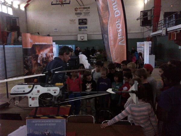 PerryChris_'s tweet photo. Futurs élèves de l'IUT #Tarbes ? Prototypes + maquettes à voir au #VillageDesSciences #Séméac #FdS2013 jusqu'à samedi http://t.co/Qf2XVtzReb