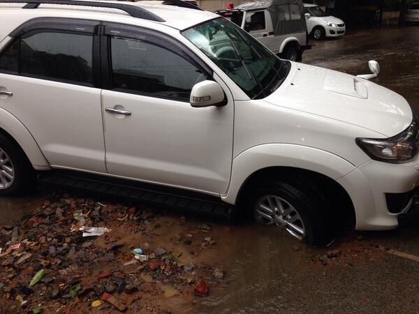ankitdel's tweet photo. Mcd dig hole and forget to fill it back in kailash colony http://t.co/Ih9SH35yQ4