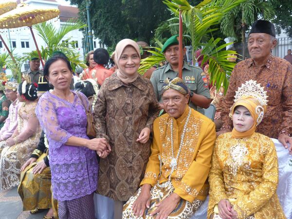 senang melihat pasangan2 berbahagia hari itu. Senang jg krn kegiatan ini jg berwawasan lingkungan