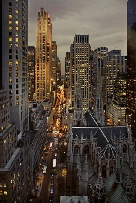 RinconesNY's tweet photo. Espectacular vista nocturna de la #FifthAvenue desde el interior del #PalaceHotel #NewYork http://t.co/8kEGPiITkB