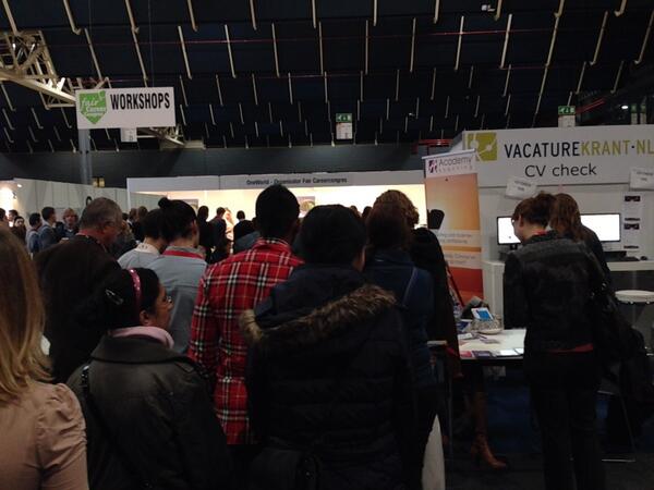 Het is druk bij de stand van de Vacaturekrant voor de CV-check #CE13