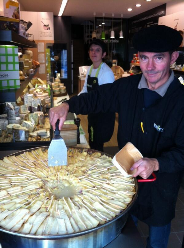 Philippe vous accueille à la boutique rue Michel Montaigne à #bordeaux pour découvrir notre tartiflette maisonn