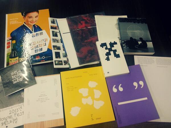 saii_seoul's tweet photo. [아트폴더] 자료 업데이트 소식! 북소사이어티에서 갓 데려온 따끈따끈 한 책들입니다. 문지문화원 사이에서 자유롭게 열람 가능하니  많이 찾아주세요 :) http://t.co/YrevuUrP7k