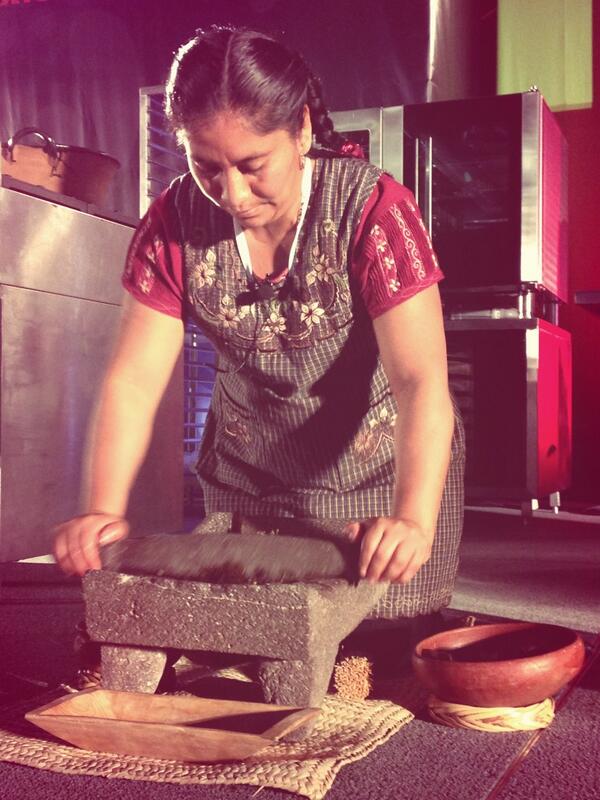 El primer paso para lograr el #MoleOaxaqueño es tostar el orégano. Reyna Mendoza. Teotitlán del Valle. @fmgm2013