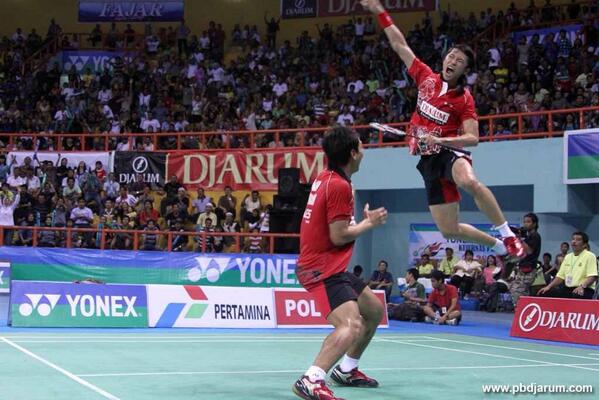 ahsanhendra_fc's tweet photo. Wkwkwk RT @Hmsyh_99: Pas kenangan terindah min :D RT @ahsanhendra_fc: Ahsan/Frans. Ada yang inget ini pas kapan? :D http://t.co/lnAA6ODsQG