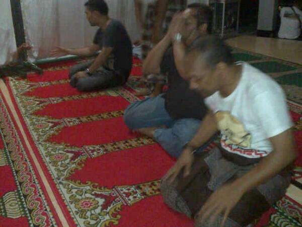 BintaroBimmers's tweet photo. Meskipun perjalanan jauh tdk meninggalkan kewajiban sebagai seorang muslim yaitu sholat... :) http://t.co/C7CKUwymie