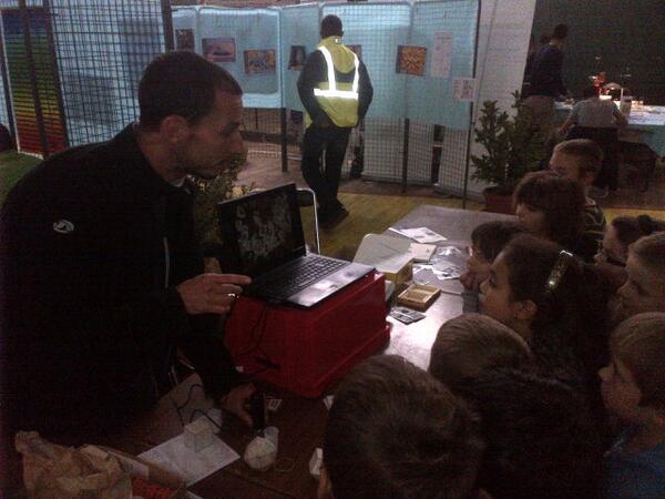 PerryChris_'s tweet photo. Les touts petits ont découvert encore plus petit qu'eux... #Sciences65 au #VillageDesSciences #Séméac #FdS2013 http://t.co/4ZDb5G96Op