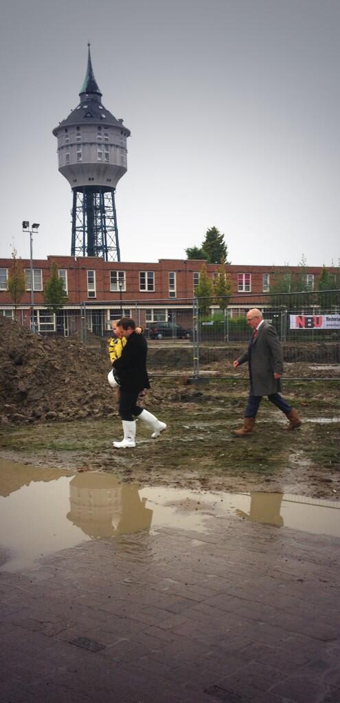 Wethouder <a href="/JoAnnesdeBat/">Jo-Annes de Bat</a> op weg op nu nog witte laarzen om 1e paal te slaan van weer nieuwe fase <a href="/riethoek/">Riethoek</a> iov <a href="/NBUbv/">NederlandseBouwUnie</a>