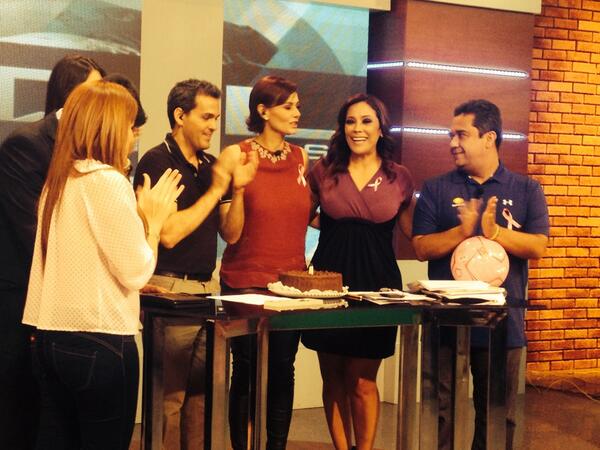 Melbaleny's tweet photo. Detrás de cámaras en el cumpleaños de nuestra amiga y compañera #RocioLopezRuelas en @gdlcontigo_  🎈🍰 felicidades!! http://t.co/jhOM7Q5BfB