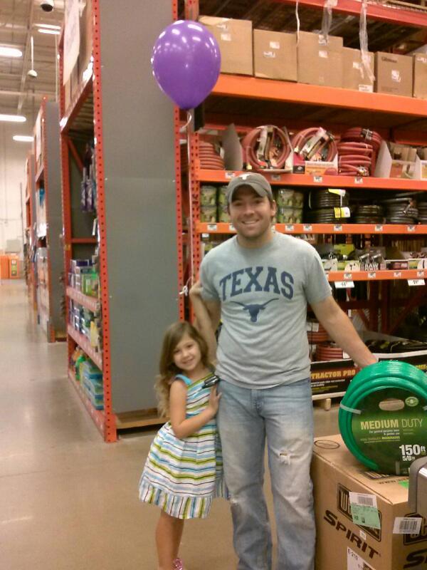 0531Asm's tweet photo. One happy little customer! http://t.co/JcupWR0UXQ
