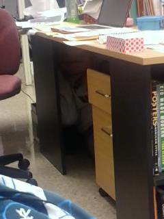 brittjm_'s tweet image. People hiding under desks. #prpproblems