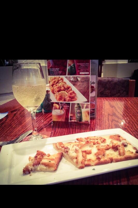 NajarroKarla's tweet image. My favorite 😍👌 #moscato #chickenflatbread 😋😋