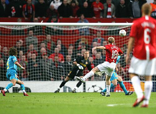 UnitedPhotos's tweet photo. Paul Scholes scores a trademark goal against Barcelona. http://t.co/SheFSkCjCG