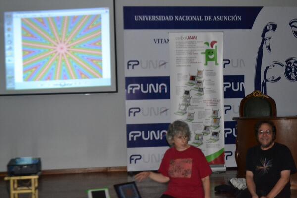 ceibalJAM's tweet photo. Workshop de Tortugarte a cargo de los expertos Artemis Papert y Brian Silverman.. Aula Magna de la @fpuna #eduJAM2013 http://t.co/OkQGf1DB75