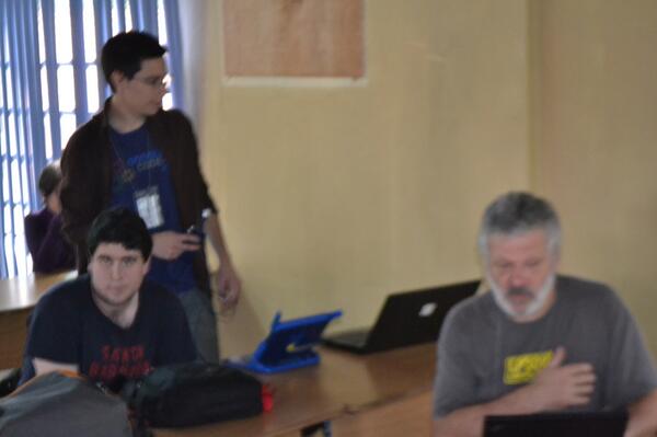 ceibalJAM's tweet photo. Workshop webservices in Sugar,@walterbender y @tchx84 compartiendo con los asistentes #eduJAM2013 @fpuna http://t.co/SFXaQCHas8