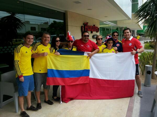 angelicamovalle's tweet photo. Chilenos y Colombianos como hermanos. #FelizSabadoColombiaQuerida @subecielo7 @Seleccion_Col @Seleccion_Chile http://t.co/kUhHUQCtxg