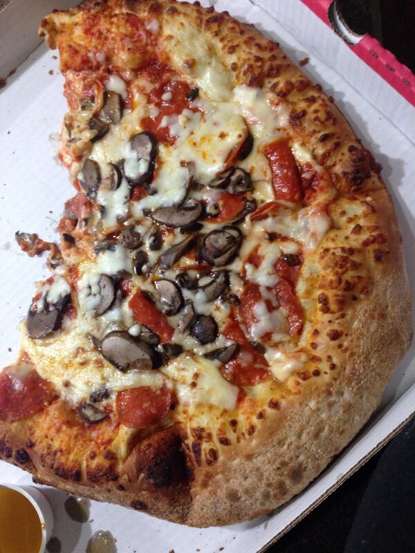 the_luc's tweet photo. @PapaJohns I’ve been ordering from you guys for a long time and have never gotten something this bad. Why? http://t.co/c5XFgn3mYY