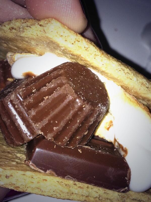 onefactatatime's tweet image. #bonfire #fallnight #smores :) #family #party #fridaynight love this..