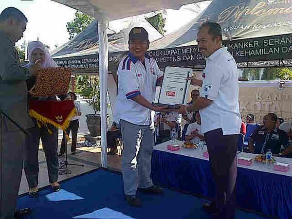 Penyerahan plakat dari Chapter Jakarta kepada perwakilan Walikota Crb.