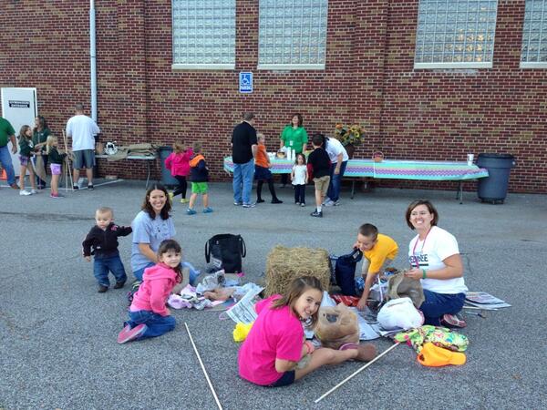 GarfieldPTO's tweet photo. family Scarecrow Night http://t.co/BgGIaZyV02