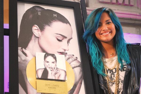 demi lovato - Charts/Ventas ⇨ "DEMI" [#1CAN/BEL #2WW/MEX #3USA/SPA/BRA #4NOR/ITA] - Página 14 BWVUEa9CMAEFeiz