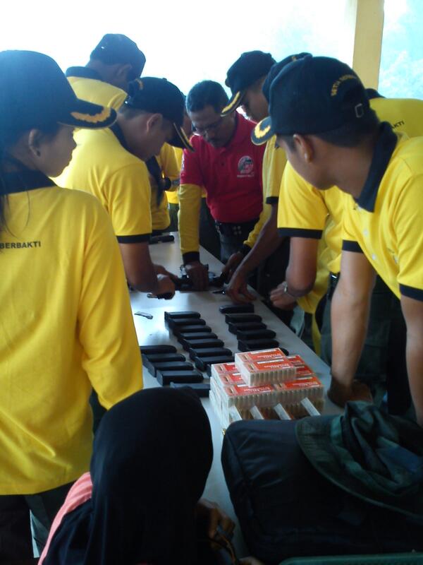 shakilaolala's tweet photo. TEKUN pegawai induksi mndengar taklimat tntng penggunaan senjata glock Di @PLRWS @relamalaysia @RELAMelaka http://t.co/kjLd24HWXJ