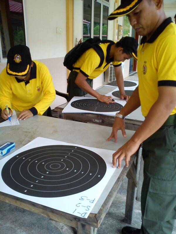 shakilaolala's tweet photo. Persediaan rapi sebelum memulakan pgrm menembak glock Di @PLRWS. @RELAMelaka @relamalaysia http://t.co/KX6fg3TsPD