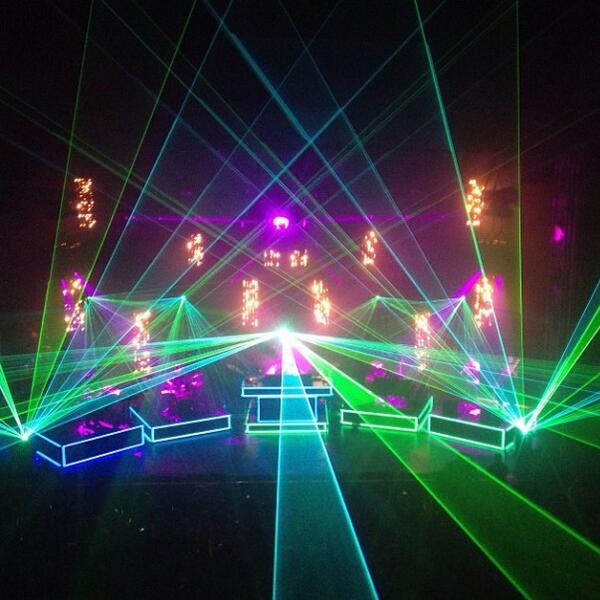 PrettyLights's tweet photo. Sick shot from the #AnalogFutureTour in KC last night from @emlewisyo. tag PL live shots with #PLlive to share urs! http://t.co/IO1PROv9zA