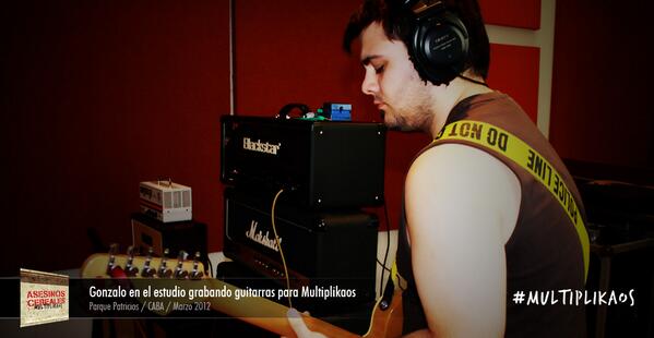 asesinosoficial's tweet photo. Gonzalo (guitarra) en el día 2 de grabación de #Multiplikaos. Las bases se grabaron en vivo junto al bajo y la bata http://t.co/KXYbkocFjP