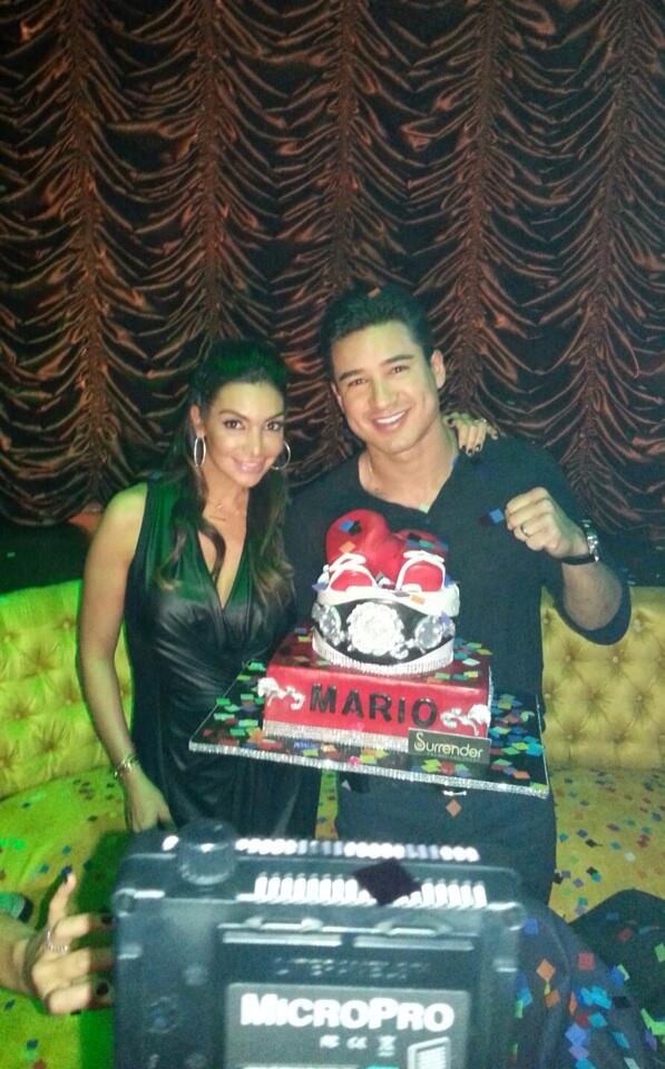 mariolopezviva's tweet photo. . @CourtneyMLopez & I thank you for the cool cake @SurrenderVegas !
#BirthdayWeekend #DJWillIAm
# http://t.co/Mbr3tfMY3K