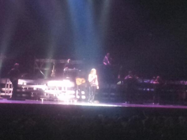 adrianverenca's tweet photo. Watching #reba live... as Queen would say, it's a kind of magic http://t.co/l50TFikBcp