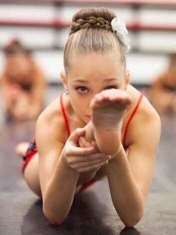 Ziegler girls on Twitter: "That over split though... @maddieziegler  @dancemom1313 wow... http://t.co/76pHZ02rnm" / Twitter